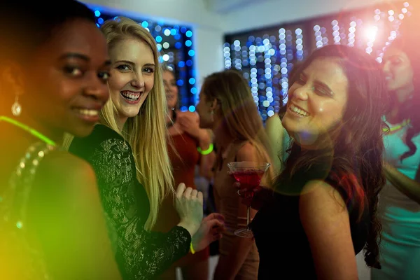 Adoramos a vida nocturna. Tiro de um grupo de jovens se divertindo em uma boate. — Fotografia de Stock