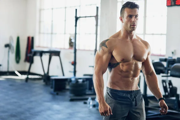 No te detengas cuando te duela, detente cuando hayas terminado. Foto de un joven guapo haciendo ejercicio en el gimnasio. — Foto de Stock