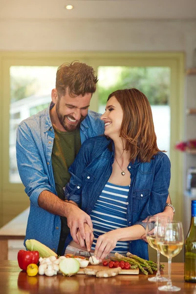 Crear un hogar sano y un matrimonio feliz. Foto de una feliz pareja joven preparando una comida saludable juntos en casa. — Foto de Stock