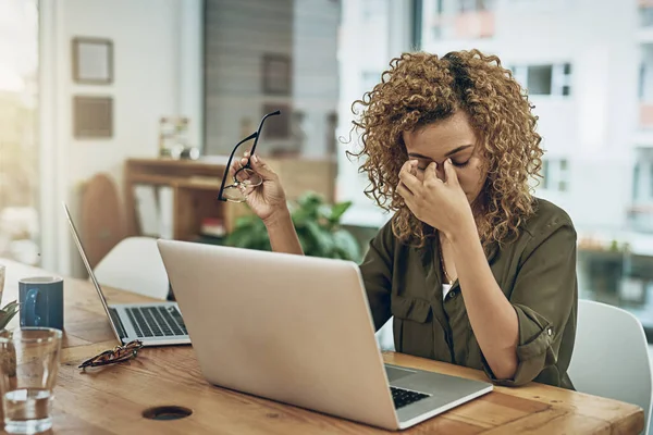 Kiedy droga do sukcesu prowadzi do stresu. Strzał młodej kobiety cierpiącej na stres podczas korzystania z komputera przy biurku.. — Zdjęcie stockowe
