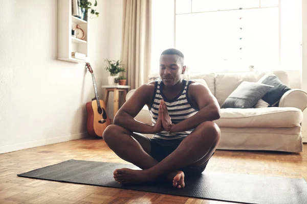 Tus pensamientos controlan tu vida. Tiro de un joven deportivo meditando en casa. — Foto de Stock