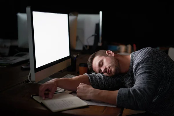 Vou descansar os olhos por um momento. Tiro de um programador de computador cansado dormindo em sua mesa. — Fotografia de Stock
