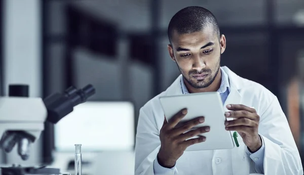 El uso de registros médicos eléctricos aumenta. Fotografía de un científico que registra sus hallazgos en una tableta digital. — Foto de Stock