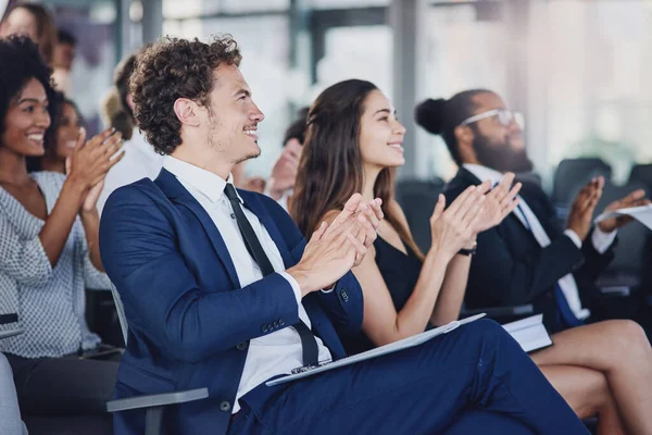 No aplauden por nada. Fotografía de bajo ángulo de un grupo de empresarios aplaudiendo durante un seminario en la sala de conferencias. — Foto de Stock