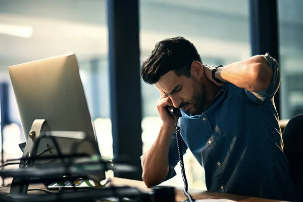 Burnout - schlecht fürs Geschäft, schlecht für die Gesundheit. Aufnahme eines jungen Geschäftsmannes mit Stress während einer späten Nacht bei der Arbeit. — Stockfoto