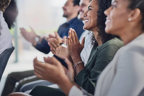 Reconociendo el logro de un colega. Recorte de un grupo de empresarios aplaudiendo durante un seminario en la sala de conferencias. — Foto de Stock