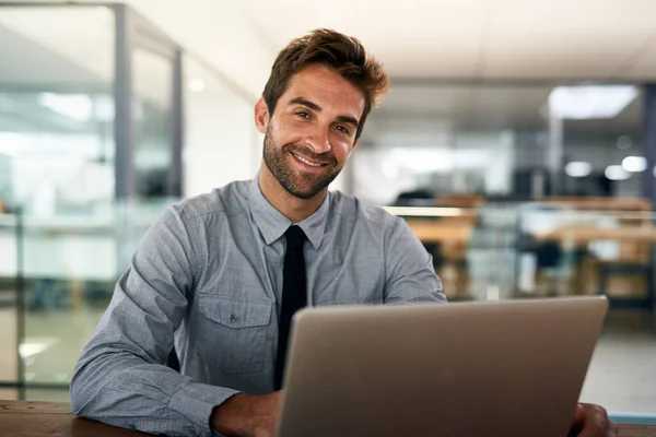 Personne n'a dit que le succès serait facile. Coupé coup d'un beau jeune homme d'affaires dans son bureau. — Photo