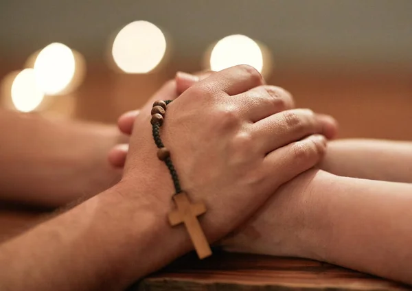 Les mains sont là pour aider les autres. Plan recadré de deux personnes tenant la main et priant ensemble. — Photo