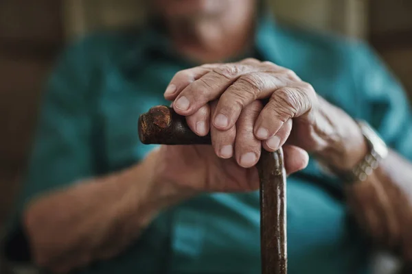 Envelhecer pode trazer desafios de saúde sênior. Tiro cortado de um homem irreconhecível inclinado em sua bengala. — Fotografia de Stock
