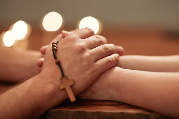 Surmonter tout avec de bons amis et la bonne foi. Plan recadré de deux personnes tenant la main et priant ensemble. — Photo