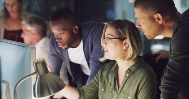 Delineando sus ideas al equipo. 4k video de un grupo de empresarios trabajando hasta tarde en una computadora en una oficina. — Vídeos de Stock