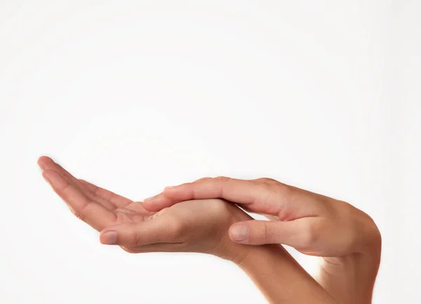 从指尖到指尖都很漂亮。Closeup studio shot of a woman hands. — 图库照片