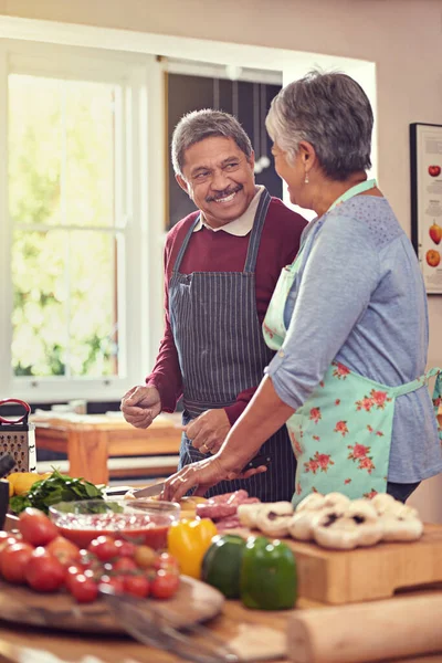 Főzök egy kis házi kedvencet. Egy érett pár főz együtt otthon.. — Stock Fotó