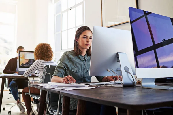 Technologie zorgt ervoor dat hun werkdag productief is. Foto van collega 's die aan hun computers werken in een open kantoorruimte. — Stockfoto