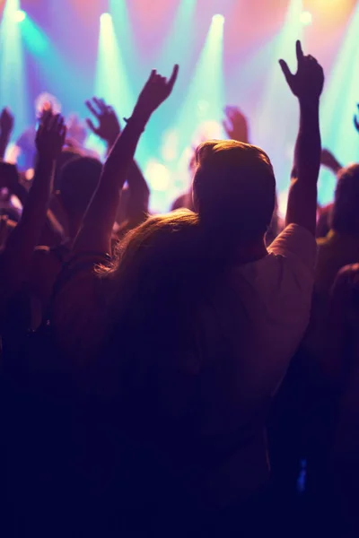 Egy csomó ember nézi, ahogy egy zenekar játszik a színpadon egy nightclubban. Ez a koncert kizárólag erre a fotózásra készült, 300 modellel és 3 élő zenekarral. Minden ember ebben a fotózásban — Stock Fotó