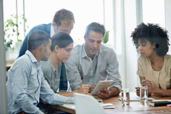 Schauen wir uns ein paar Ideen an. Aufnahme einer Gruppe von Fachleuten mit drahtloser Technologie während eines Meetings. — Stockfoto