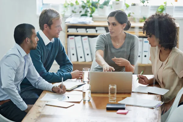 Dies ist, was ich denke, diese Website braucht. Aufnahme einer Gruppe von Fachleuten mit drahtloser Technologie während eines Meetings. — Stockfoto