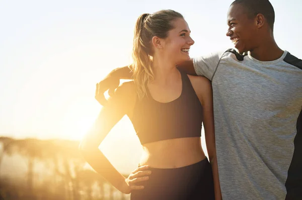 让彼此保持健康和快乐。拍了一对健康的年轻夫妇一起在户外锻炼. — 图库照片