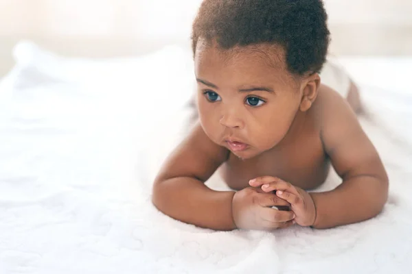 Buscando un compañero de juegos. Foto de una adorable niña en casa. — Foto de Stock