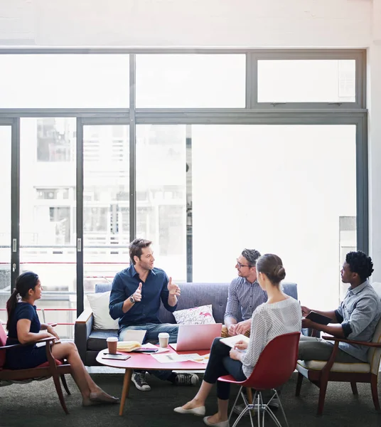 Es ist ein kreativer Raum. Aufnahme einer Gruppe von Mitarbeitern bei einem Treffen in einem Büro. — Stockfoto