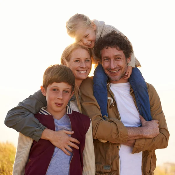 Držte si své blízké blízko. Portrét šťastné rodiny na ranní procházce spolu. — Stock fotografie