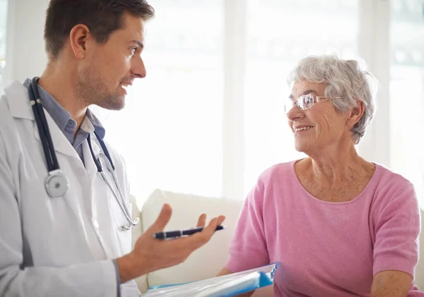 Vous êtes en bonne santé. Prise de vue d'un médecin masculin expliquant quelque chose à son patient âgé. — Photo