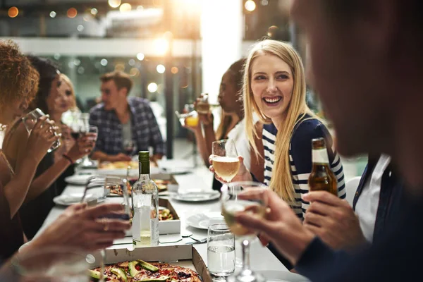 Buena comida, buenos amigos, buenos momentos. Foto de amigos haciendo una cena en un restaurante. — Foto de Stock