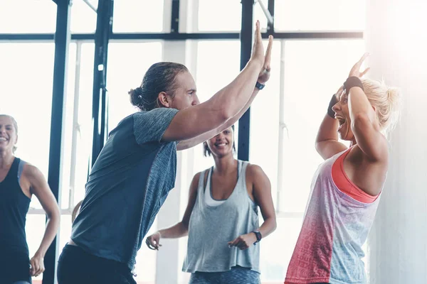 We hebben onze training verpest. Opname van een fitnessgroep die een overwinning viert in de sportschool. — Stockfoto