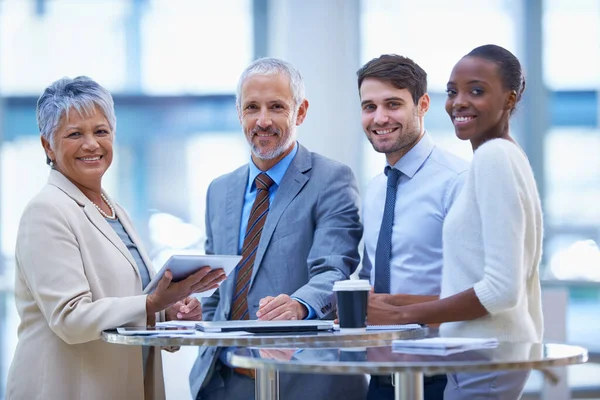 Onze strategie werkt. Portret van een groep uiteenlopende zakenmensen die een vergadering hebben op kantoor. — Stockfoto