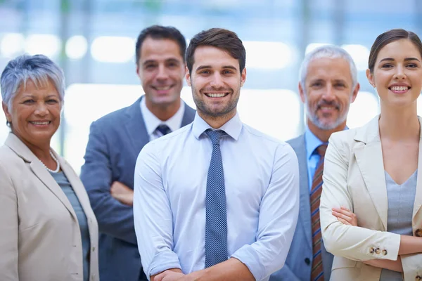 Ansikten du kan lita på. Ett beskärt porträtt av en grupp glada företagare. — Stockfoto