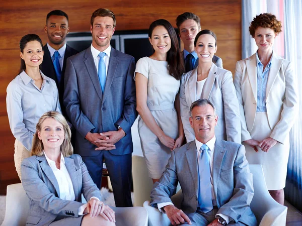 Zachowaj spokój i marz o czymś wielkim. Portret zróżnicowanej grupy przedsiębiorców w biurze. — Zdjęcie stockowe