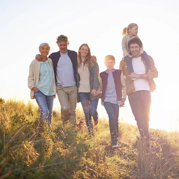 Strávit odpoledne s lidmi, na kterých nejvíc záleží. Plný portrét šťastné vícegenerační rodiny na odpolední procházce. — Stock fotografie