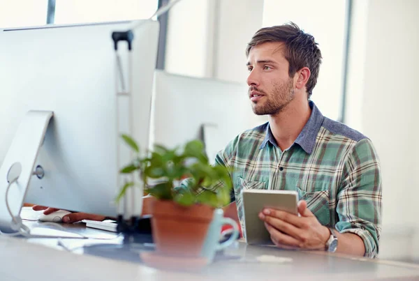 Progressives Design. Aufnahme eines lässig gekleideten jungen Mannes mit einem digitalen Tablet an seinem Schreibtisch. — Stockfoto