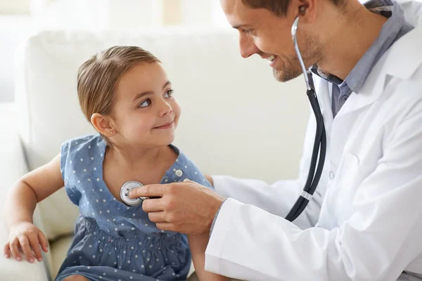 Ecoutons-le. Tourné d'un beau médecin masculin avec une adorable jeune fille pour un patient. — Photo