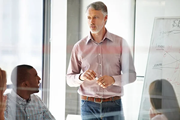 Gute Manager verlangen keinen Respekt, sie verdienen ihn. Aufnahme eines Geschäftsmannes, der seinen Kollegen bei einem Meeting seine Ideen vorstellt. — Stockfoto