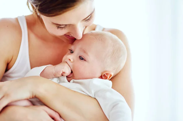 Zachte momenten met mama. Shot van een schattige baby jongen bonding met zijn moeder thuis. — Stockfoto