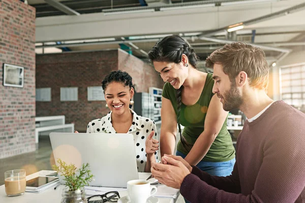 Łatwiejsze rozwiązywanie problemów dzięki technologii. Zdjęcie zespołu kolegów korzystających razem z laptopa w nowoczesnym biurze. — Zdjęcie stockowe