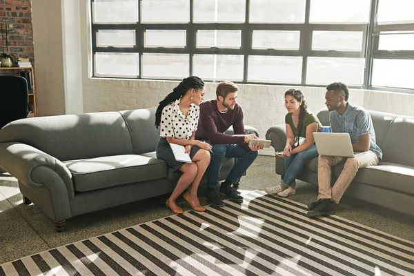 Spotykamy się dla wspólnego celu biznesowego. Zdjęcie zespołu kolegów mających spotkanie na kanapie w nowoczesnym biurze. — Zdjęcie stockowe