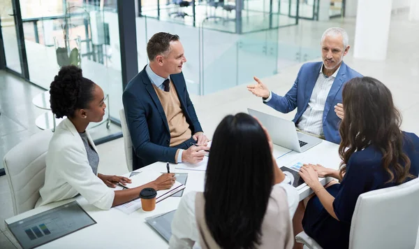 Asumiendo el cargo. Recorte de empresarios teniendo una reunión en una oficina moderna. —  Fotos de Stock