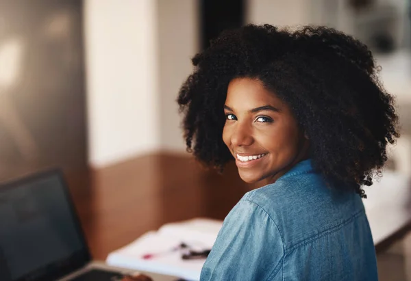 Lasst uns diesen Tag zu einem Erfolg machen. Porträt einer attraktiven jungen Frau, die von zu Hause aus arbeitet. — Stockfoto