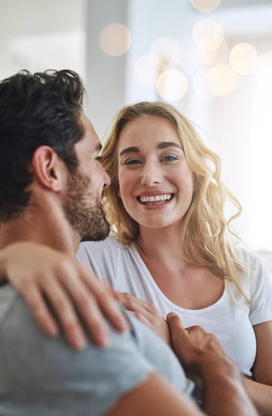 É o melhor marido que podes pedir. Tiro de um jovem casal relaxante em casa. — Fotografia de Stock