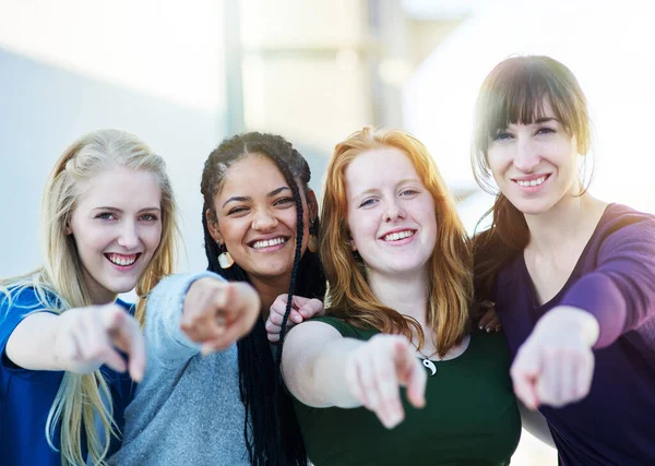 Tutto inizia con te. Ritratto di un gruppo di donne che puntano le dita in avanti insieme. — Foto Stock