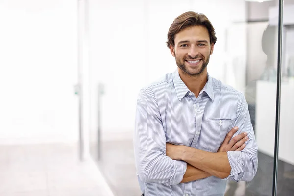 Hij is een zelfverzekerde jonge zakenman. Portret van een knappe jonge zakenman in zijn kantoor. — Stockfoto