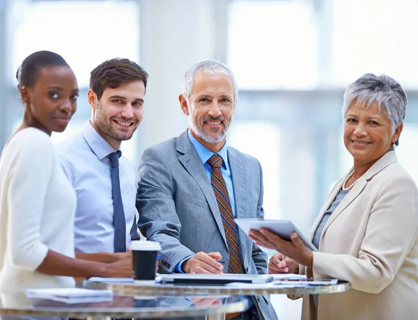 Esta equipa vai fazer o trabalho. Retrato de um grupo de empresários diversos que têm uma reunião no escritório. — Fotografia de Stock