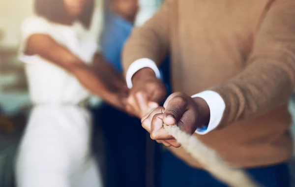 Nunca desistas, grandes coisas levam tempo. Tiro cortado de empresários corporativos puxando uma corda durante o puxão da guerra. — Fotografia de Stock