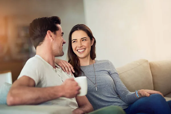 I cuori felici fanno case felici. Girato di una giovane coppia felice rilassarsi insieme a casa. — Foto Stock