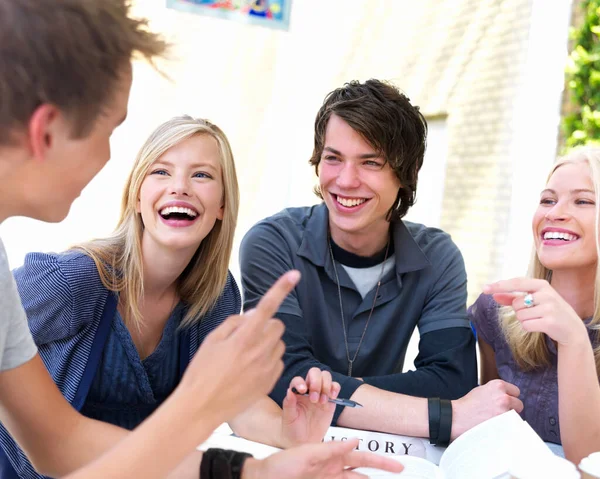 Meninos e meninas sentados juntos e se divertindo. Meninos e meninas felizes sentados juntos e se divertindo. — Fotografia de Stock