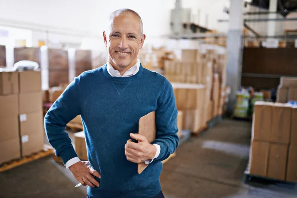 Tracking your shipment from start to finish. Portrait of a mature man standing in a distribution warehouse. — Stock Photo, Image