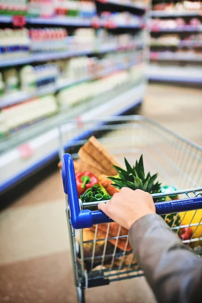 De beste voorraad is verse bouillon. Gehakt schot van een vrouw duwen een trolley tijdens het winkelen in een supermarkt. — Stockfoto