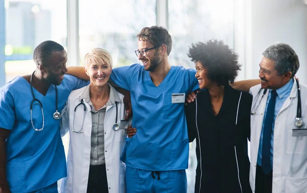 Aqui um para o outro, aqui para ti. Retrato de uma equipe diversificada de médicos que estão juntos em um hospital. — Fotografia de Stock